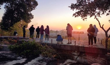 แห่สัมผัสแสงอาทิตย์แห่งปีบนยอดภูสิงห์รับปีใหม่ 2568 เนืองแน่น