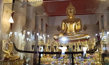 กราบไหว้สิ่งศักดิ์สิทธิ์รับปีใหม่ “วัดมหาธาตุ” นมัสการพระเก่าแก่ทางประวัติศาสตร์