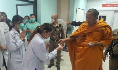 เจ้าอาวาสวัดบางพลีใหญ่กลางมอบปัจจัยให้คุณยายอายุ100ปีและมอบให้จนท.รพ.บางพลีทั้งโรงพยาบาล