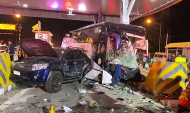 บัสชนสนั่นรถยนต์ด่านมอเตอร์เวย์ชลบุรีบาดเจ็บอื้อ