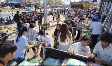 กลุ่มเปราะบางต่อแถวยาวเหยียดรับแจกข้าวสารหอมมะลิจากผัวเมียเจ้าของเซเว่นฯ