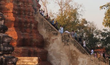 สายมูนับหมื่นแห่ตามรอยหมอดูดัง กราบไหว้ขอพร วัดพระศรีรัตนมหาธาตุ