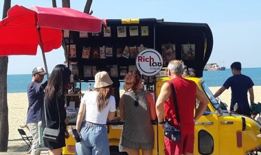 ดัดแปลงรถตุ๊กๆ หน้ากบเป็นรถขายกาแฟสดริมหาดจอมเทียน เรียกความสนใจลูกค้า
