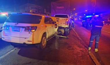 ฟอร์จูนเนอร์เมาขับพุ่งเสยท้ายกระบะ อัดก๊อปปี้สิบล้อสนั่นแยกไฟแดง สาหัส 2 ราย