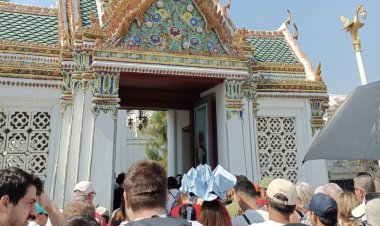 นักท่องเที่ยวไทย-ต่างชาติแห่เที่ยว “วัดพระแก้ว”คึกคักร่วมขอพรปีใหม่