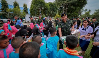 ผบ.ทบ.ล่องใต้เยี่ยมกำลังพลปฎิบัติภารกิจชายแดนใต้-มอบของขวัญวันเด็กแห่งชาติ