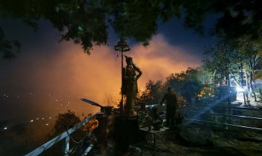 ไฟป่าโหมไหม้เขาภูกิ่งฟ้าโคราชขายวงกว้าง พระโยมช่วยกันเฝ้าระวังที่พักสงฆ์ทั้งคืน