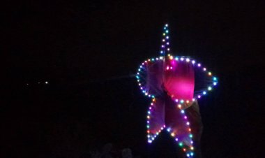 หนุ่มภูเขียวสุดเจ๋งทำว่าวติดไฟติดคันธนูส่องแสงสีเสียงระยิบระยับบนท้องฟ้าสวยงาม