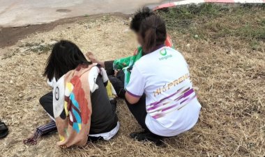 อุทาหรณ์!ห่มผ้าแก้หนาวขี่จยย.ชายผ้าสะบัดพันโซ่กลิ้งกลางถนน สิบล้อหวิดเหยียบดับ