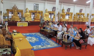 ชาวรัสเซียสายมูเข้าพิธีนอนโลงศพวัดหลวงพ่อปากแดงสะเดาะเคราะห์ต่อดวงชะตา