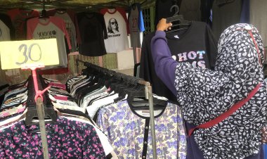 ชาวยะลาแห่ซื้อเสื้อกันหนาวมือสองฝากญาติภาคเหนืออีสานหลังอุณหภูมิลดฮวบ