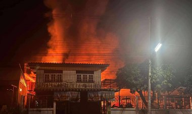 ระทึก!เพลิงไหม้อู่ซ่อมรถกลางเมืองครบุรีลามบ้านข้างเคียงเสียหายครึ่งหลัง