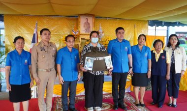 ผู้ว่าฯศรีสะเกษเชิญสิ่งของพระราชทานมอบให้ผู้ประสบอัคคีภัย