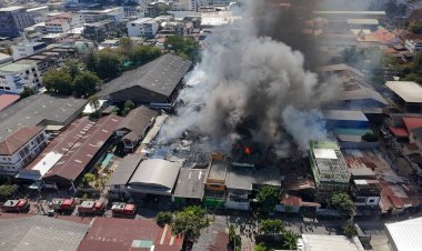 ระทึก!ไฟไหม้โกดังไม้แปรรูปย่านบางโพ วอด 5 โกดัง