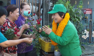 “อรัญญา สุวรรณบุตร” หาเสียงวันแรกชาวบ้านมอบดอกไม้เป็นกำลังใจ