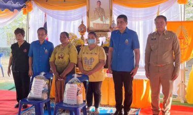 ผู้ว่าฯศรีสะเกษมอบเงินและสิ่งของพระราชทานแก่ราษฎร์ประสบอัคคีภัย