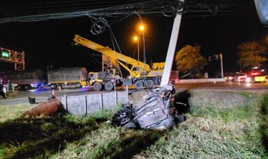 หนุ่มใหญ่ซิ่งเก๋งเสียหลักพุ่งชนเสาไฟฟ้ารถขาด 2 ท่อนดับสลด