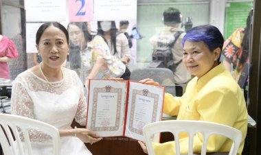 คู่รัก LGBTQ+ จูงมือจดทะเบียนรักฉลองกม.สมรสเท่าเทียมบังคับใช้วันแรกชื่นมื่น