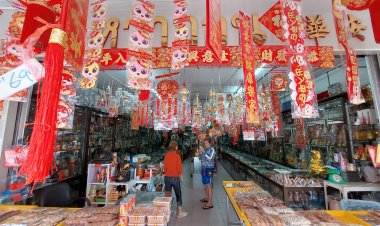 ร้านค้าเมืองเบตงคึกคัก ชาวมาเลเซีย เชื้อสายจีน ข้ามแดนแห่ซื้อเสื้อแดงรับตรุษจีน