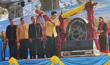 ศรีสะเกษ ลั่นฆ้องมงคล ! ปล่อยลูกโป่งสวรรค์ไปชั้นฟ้า เปิดงานเทศกาลหอมแดงอำเภอวังหิน