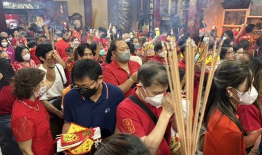 แห่ไหว้ศาลเจ้าพ่อเสือแน่นขอพรให้โชคดีรับเทศกาลตรุษจีน