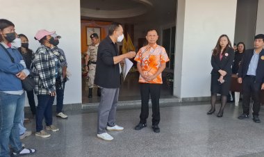 ชาวบางแก้วรวมตัวยื่นหนังสือต่อผวจ.สมุทรปราการขอให้เร่งรัดปลดนายฯเมืองบางแก้ว