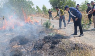 นายอำเภอเมืองศรีสะเกษรุดบัญชาการระงับเหตุฉีดน้ำสกัดไฟไม่ให้ลุกลาม