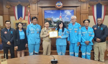 ผู้ว่าเมืองปากน้ำ มอบเกียรติบัตรให้ชมรมโฮปฯที่ช่วยเหลืองานบรรเทาสาธารณะภัย