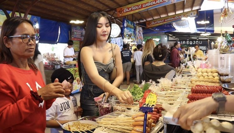 แห่อุดหนุนลูกชิ้นยืนกินบุรีรัมย์คึกคักยอดขายพุ่งรับปีใหม่
