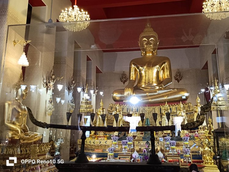 กราบไหว้สิ่งศักดิ์สิทธิ์รับปีใหม่ “วัดมหาธาตุ” นมัสการพระเก่าแก่ทางประวัติศาสตร์