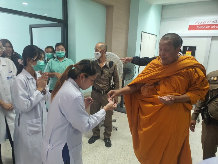 เจ้าอาวาสวัดบางพลีใหญ่กลางมอบปัจจัยให้คุณยายอายุ100ปีและมอบให้จนท.รพ.บางพลีทั้งโรงพยาบาล