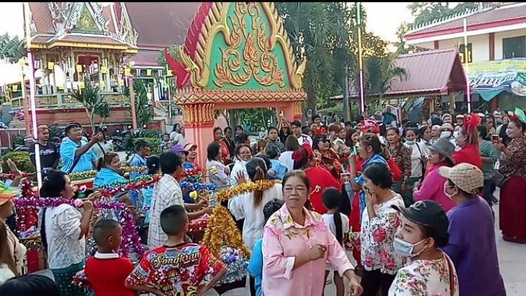 ชาวบ้านร่วมบุญ!!งานบวชนาคหมู่ 14 รูป ทั้งงานวันเดียวจบ
