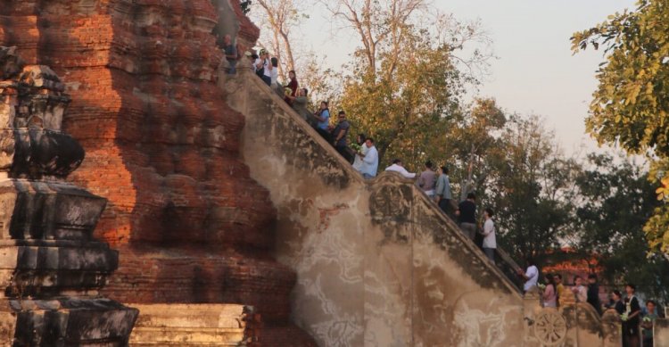 สายมูนับหมื่นแห่ตามรอยหมอดูดัง กราบไหว้ขอพร วัดพระศรีรัตนมหาธาตุ