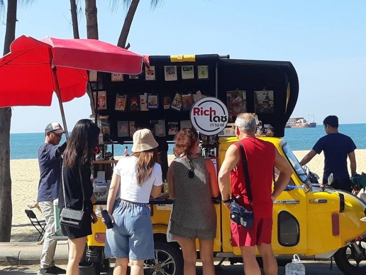 ดัดแปลงรถตุ๊กๆ หน้ากบเป็นรถขายกาแฟสดริมหาดจอมเทียน เรียกความสนใจลูกค้า