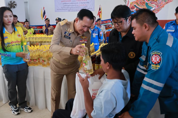 มูลนิธิป่อเต็กตึ๊ง กทม. มอบสิ่งของอุปโภค-บริโภคเหยื่อน้ำท่วมนราฯในโครงการ“ฟื้นฟูหลังน้ำลด”