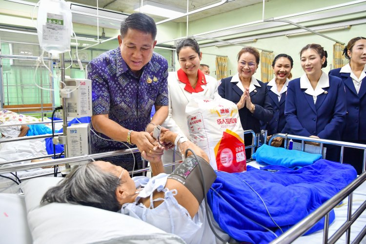 ชลบุรีมอบสิ่งของเครื่องใช้ให้ผู้ป่วยยากไร้ถวายเป็นพระราชกุศล