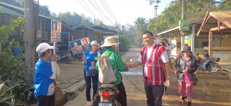 “ผู้ใหญ่หมี” เบอร์ 3 ลุยหาเสียง เดินไหว้ขอคะแนน บ้านปูแป้ และบ้านพะกา