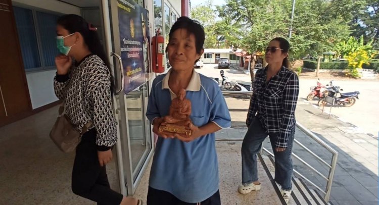 ยาย 69 ปีอุ้มพระขึ้นโรงพักถูกแก๊งมิจฉาชีพข่มขู่ขายพระสูญเงิน 1.6 พันบาท