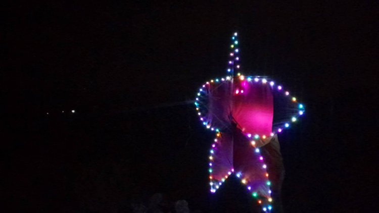 หนุ่มภูเขียวสุดเจ๋งทำว่าวติดไฟติดคันธนูส่องแสงสีเสียงระยิบระยับบนท้องฟ้าสวยงาม