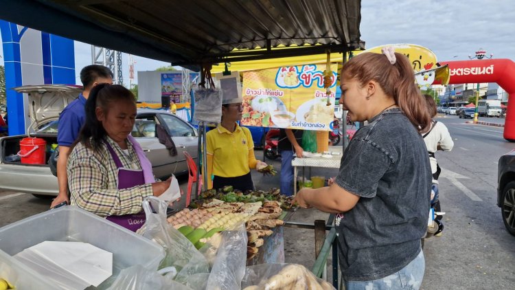 โคราชสั่นสะท้านดันยอดขายอาหารปิ้งยอดขายพุ่งคนแห่ซื้อทานคลายหนาว