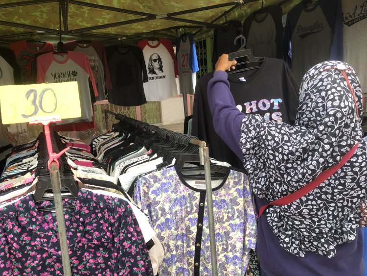 ชาวยะลาแห่ซื้อเสื้อกันหนาวมือสองฝากญาติภาคเหนืออีสานหลังอุณหภูมิลดฮวบ
