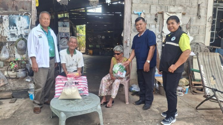 อบต.ไทรเดี่ยว มอบสิ่งของให้ผู้ป่วยติดเตียง ผู้สูงอายุ และผู้ยากไร้