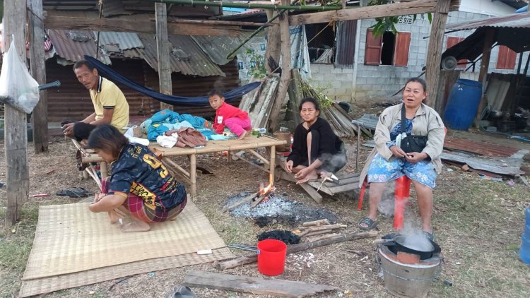 ร้านเอื้องฟ้าของชำก่อไฟให้ลูกค้าผิงแก้หนาวช่วงมาซื้อของ