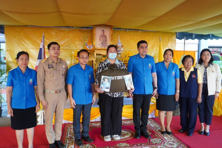 ผู้ว่าฯศรีสะเกษเชิญสิ่งของพระราชทานมอบให้ผู้ประสบอัคคีภัย