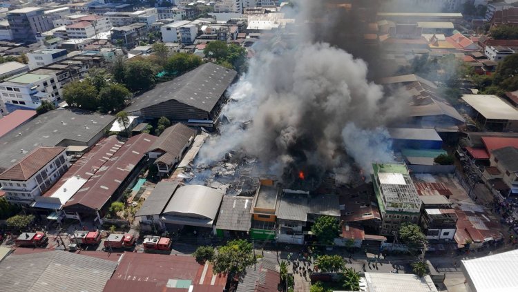 ระทึก!ไฟไหม้โกดังไม้แปรรูปย่านบางโพ วอด 5 โกดัง