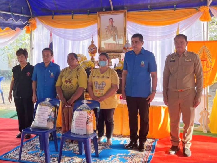 ผู้ว่าฯศรีสะเกษมอบเงินและสิ่งของพระราชทานแก่ราษฎร์ประสบอัคคีภัย