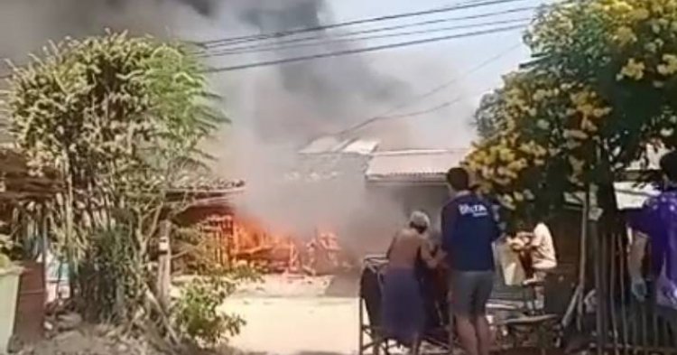 คุณตาอุทัยธานีวัย 77 ปีเข่าทรุดไฟบึ้มเปลวเพลิงลุกไหม้บ้านเสียหายทั้งหลัง