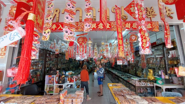 ร้านค้าเมืองเบตงคึกคัก ชาวมาเลเซีย เชื้อสายจีน ข้ามแดนแห่ซื้อเสื้อแดงรับตรุษจีน
