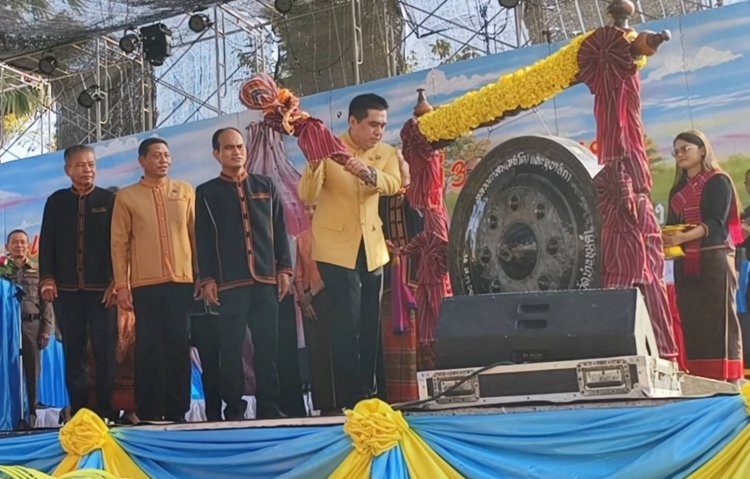ศรีสะเกษ ลั่นฆ้องมงคล ! ปล่อยลูกโป่งสวรรค์ไปชั้นฟ้า เปิดงานเทศกาลหอมแดงอำเภอวังหิน