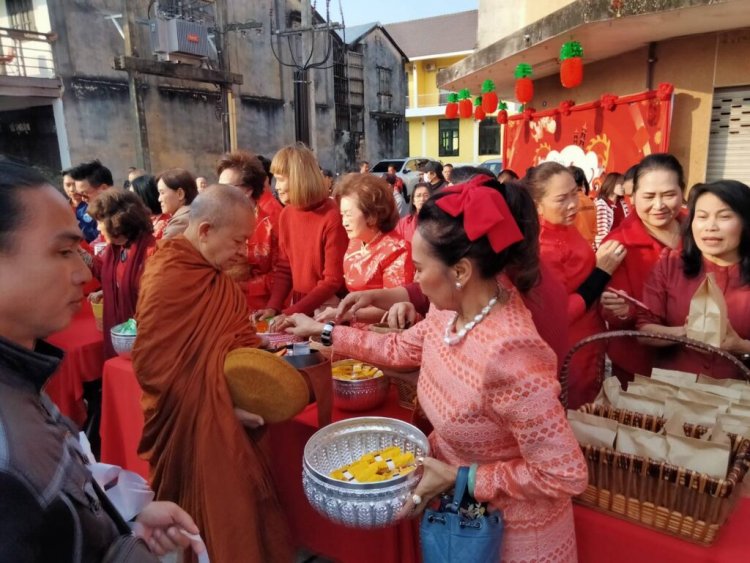 “ไทย-จีน-ลาว-เวียดนาม”ทำบุญตักบาตรตรุษจีนสืบสานประเพณีอันดีงาม